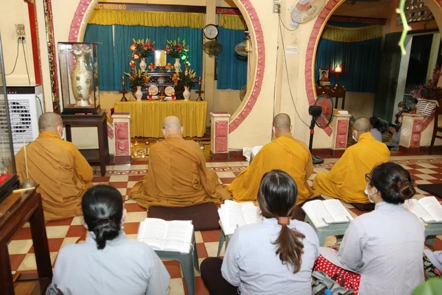 Chư tôn đức cùng các Phật tử tụng thời kinh cầu siêu