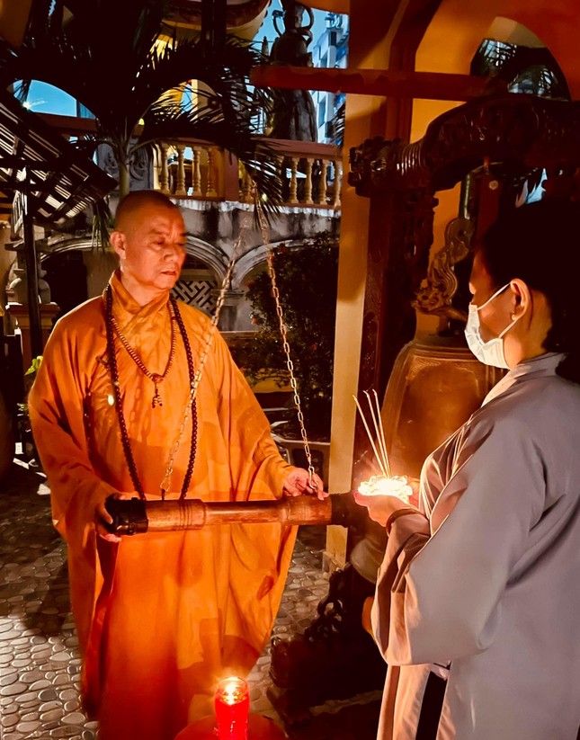 Thượng tọa Thích Chánh Lộc, trụ trì Chơn Đức thiền viện thỉnh chuông cầu nguyện