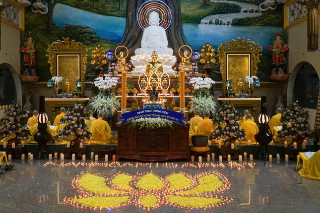 Chư Tăng chùa Vạn Đức nhiếp tâm xưng tán danh hiệu Phật, trợ tiến cho chư hương linh quá vãng