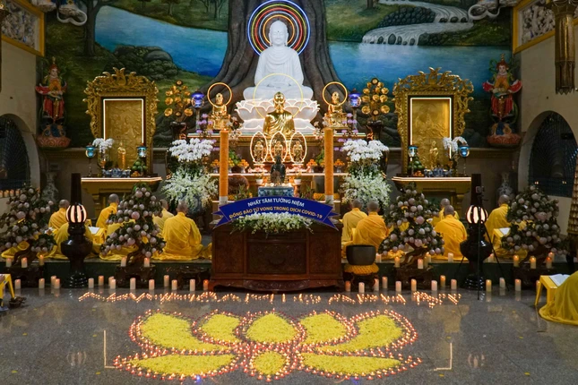 Chư Tăng chùa Vạn Đức nhiếp tâm xưng tán danh hiệu Phật, trợ tiến cho chư hương linh quá vãng