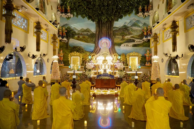 Chư Tăng chùa Vạn Đức thắp nến tưởng niệm đồng bào tử vong và cán bộ, chiến sĩ lực lượng tuyến đầu hy sinh trong đại dịch Covid-19