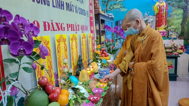 Chư Tăng thắp nến tưởng niệm chư hương linh