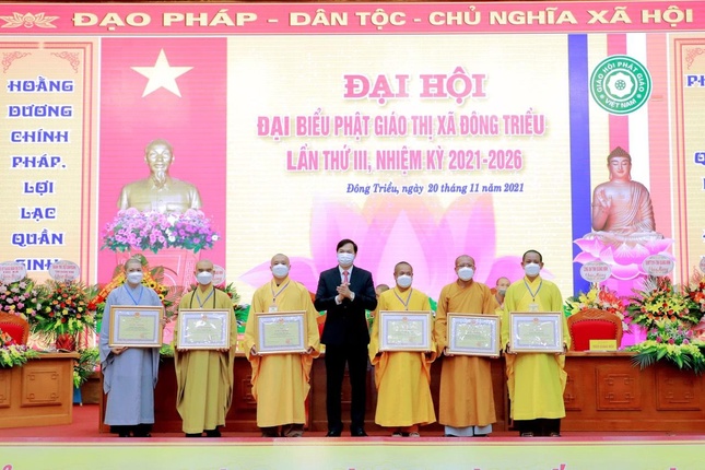 Ông Nguyễn Văn Ngoãn trao Giấy khen cho các tập thể và cá nhân xuất sắc.