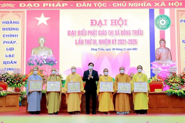 Ông Nguyễn Văn Ngoãn trao Giấy khen cho các tập thể và cá nhân xuất sắc. Ông Nguyễn Văn Ngoãn trao Giấy khen cho các tập thể và cá nhân xuất sắc.