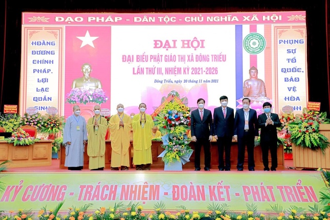 Lãnh đạo thị xã Đông Triều tặng hoa chúc mừng đại hội