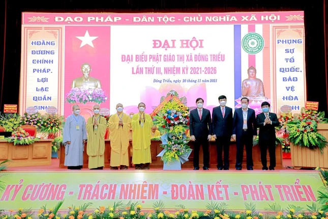 Lãnh đạo thị xã Đông Triều tặng hoa chúc mừng đại hội Lãnh đạo thị xã Đông Triều tặng hoa chúc mừng đại hội