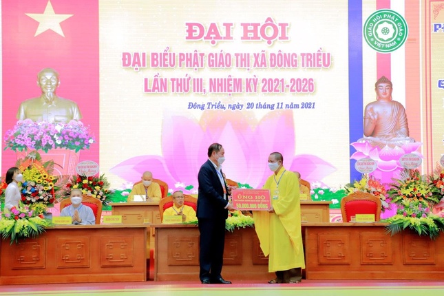 Trao tặng 50 triệu đồng ủng hộ vào Quỹ phòng, chống dịch Covid-19