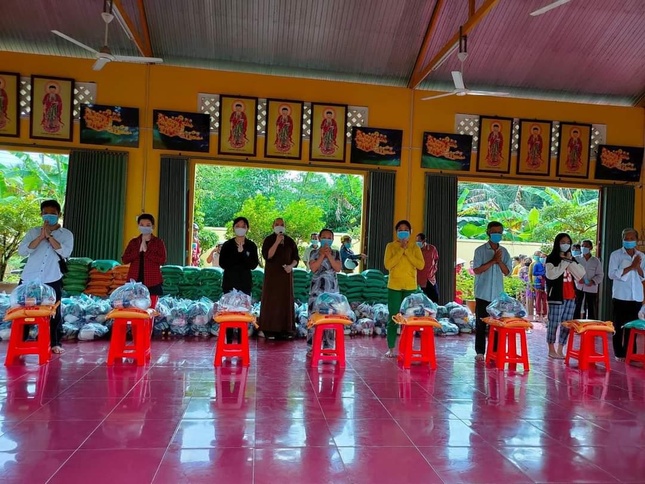 Bà con nhận quà tại chùa Phật Bửu