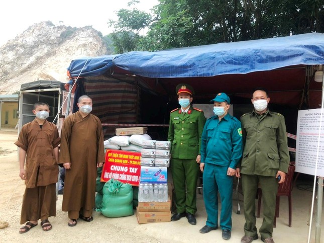 Trao quà tại chốt kiểm soát phòng, chống dịch bệnh Covid-19