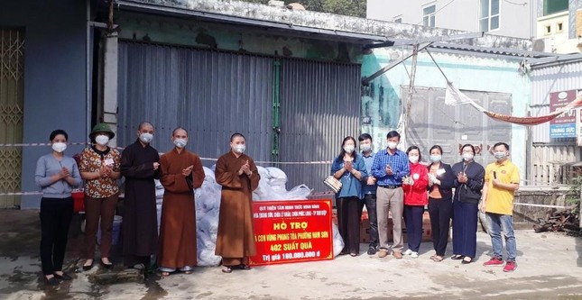 Quỹ thiện tâm Minh Thức tặng quà bà con tại khu phong tỏa ở phường Nam Sơn, TP.Tam Điệp