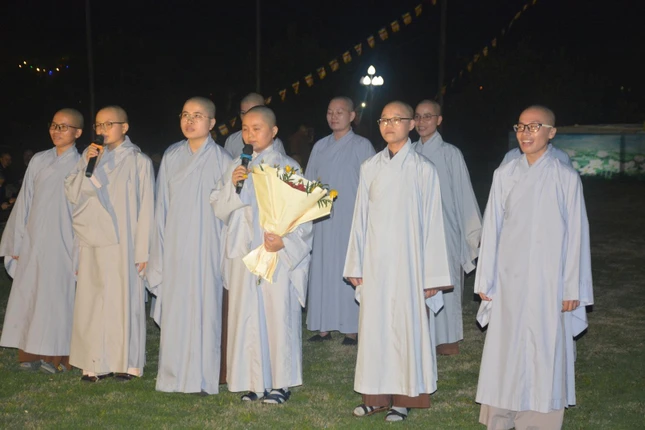 Văn nghệ chào mừng