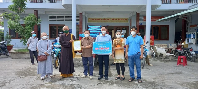 Ban Trị sự Phật giáo huyện Châu Thành trao quà tại UBND thị trấn Cái Tàu Hạ Ban Trị sự Phật giáo huyện Châu Thành trao quà tại UBND thị trấn Cái Tàu Hạ