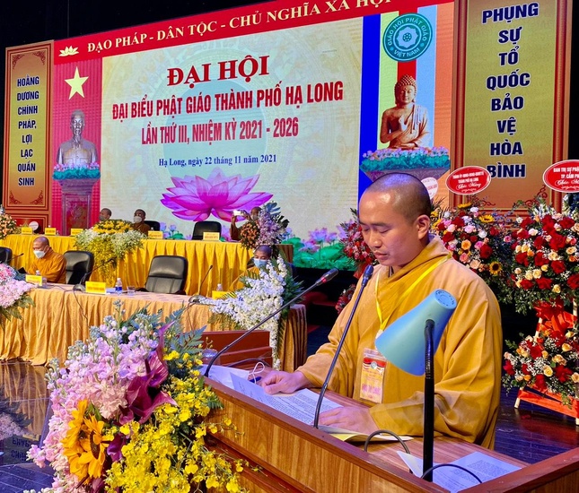 Đại đức Thích Thanh Năng trình bày báo cáo tổng kết công tác Phật sự nhiệm kì 2016-2021