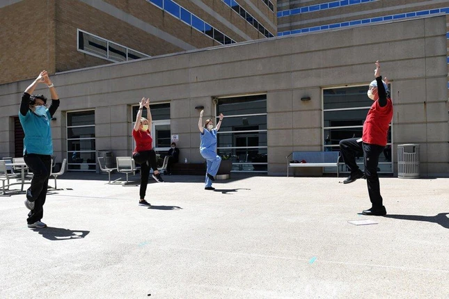 Y tá John Shepard của ICU hướng dẫn các buổi “Yoga in Scrubs” ở khuôn viên bệnh viện