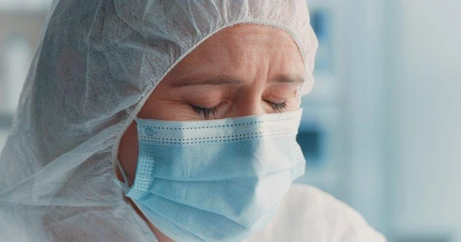 Đội ngũ nhân viên y tế phải đối mặt với nhiều vấn đề về sức khỏe, tinh thần nơi tuyến đầu chống dịch Covid-19