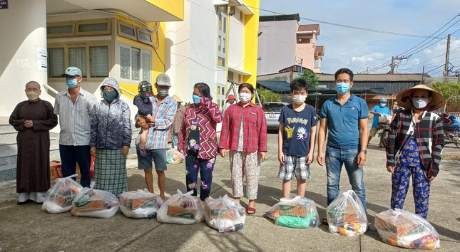 Tặng quà đến các hộ gia đình có hoàn cảnh khó khăn tại quận Bình Tân