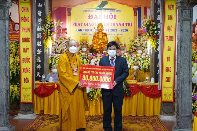 Trao tặng bảng tượng trưng 30 triệu đồng ủng hộ quà Tết cho người nghèo ở huyện Thanh Trì