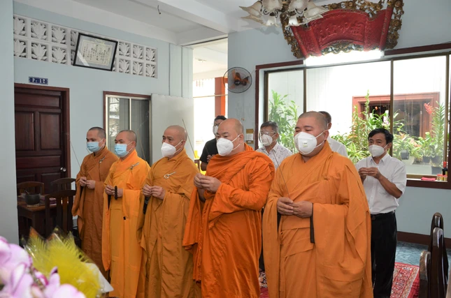 Chư tôn đức Thường trực Ban Trị sự Phật giáo quận Bình Thạnh cùng đại diện chính quyền thắp hương tưởng niệm cố Hòa thượng Thích Nhật Khai Chư tôn đức Thường trực Ban Trị sự Phật giáo quận Bình Thạnh cùng đại diện chính quyền thắp hương tưởng niệm cố Hòa thượng Thích Nhật Khai