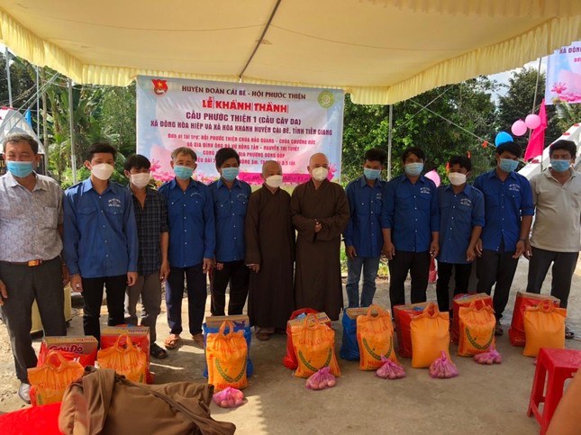 Hội Phước Thiện tặng quà đến người dân địa phương