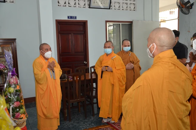 Thượng tọa Thích Viên Kiên cảm tạ đến đoàn Thượng tọa Thích Viên Kiên cảm tạ đến đoàn