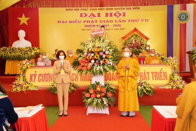 Ban Dân vận Tỉnh ủy Ninh Bình tặng hoa chúc mừng đại hội