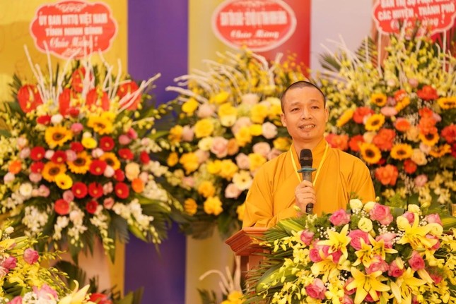 Thượng tọa Thích Minh Quang phát biểu trước đại hội