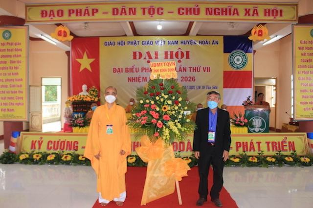 Ủy ban MTTQVN tỉnh Bình Định tặng hoa chúc mừng đại hội