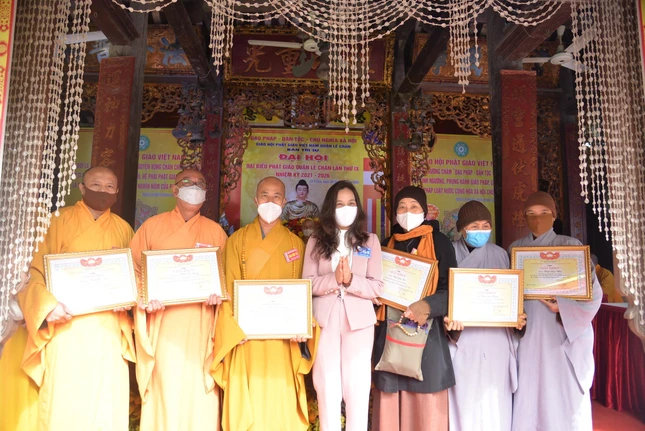 Tập thể, cá nhân tiêu biểu nhận Giấy khen