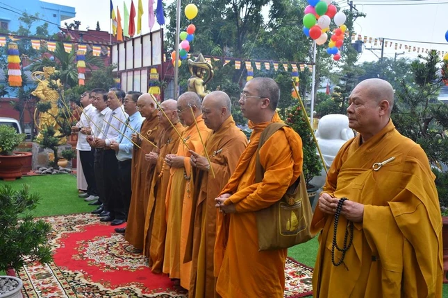 Chư tôn đức và quan khách dâng hương trong Đại lễ Phật đản Phật lịch 2563