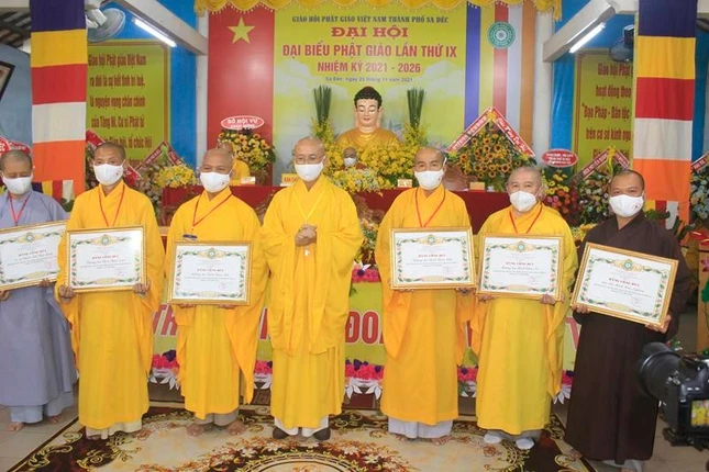 Tập thể, cá nhân tiêu biểu nhận Bằng tuyên dương công đức