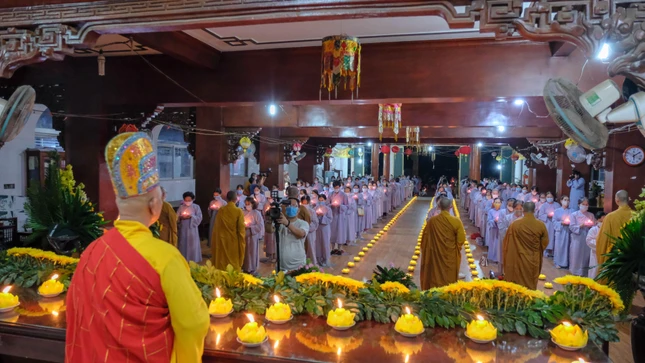 Phật tử tham dự lễ vía Phật A Di Đà tại chùa Đức Phú Phật tử tham dự lễ vía Phật A Di Đà tại chùa Đức Phú