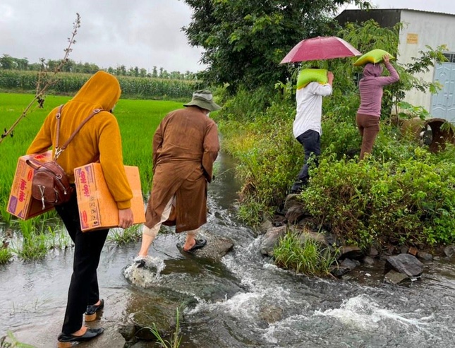 Đại đức Thích Minh Đăng cùng đoàn thiện nguyện lặn lội đến các buôn làng Đại đức Thích Minh Đăng cùng đoàn thiện nguyện lặn lội đến các buôn làng