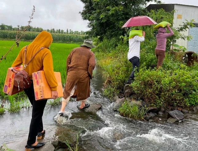 Đại đức Thích Minh Đăng cùng đoàn thiện nguyện lặn lội đến các buôn làng Đại đức Thích Minh Đăng cùng đoàn thiện nguyện lặn lội đến các buôn làng
