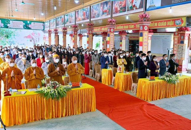 Niệm Phật cầu gia hộ trước khi vào phiên hội nghị chính thức