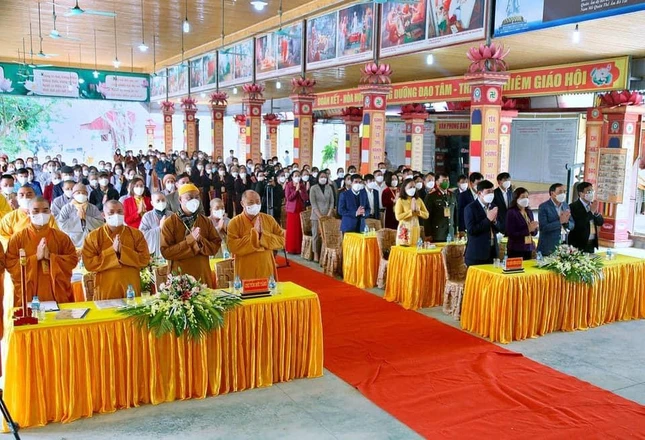 Niệm Phật cầu gia hộ trước khi vào phiên hội nghị chính thức Niệm Phật cầu gia hộ trước khi vào phiên hội nghị chính thức