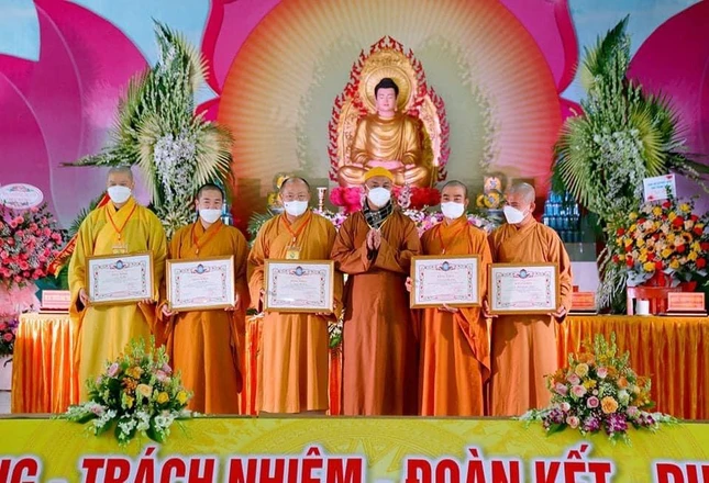 Ban Trị sự GHPGVN tỉnh Thanh Hóa trao Bằng tuyên dương công đức đến các tập thể, cá nhân xuất sắc Ban Trị sự GHPGVN tỉnh Thanh Hóa trao Bằng tuyên dương công đức đến các tập thể, cá nhân xuất sắc