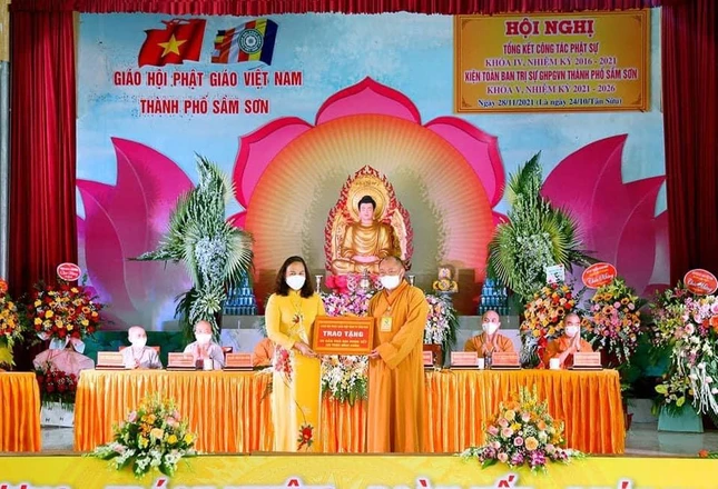 Ban Tổ chức hội nghị trao 100 triệu đồng hỗ trợ xây dựng nhà đại đoàn kết Ban Tổ chức hội nghị trao 100 triệu đồng hỗ trợ xây dựng nhà đại đoàn kết