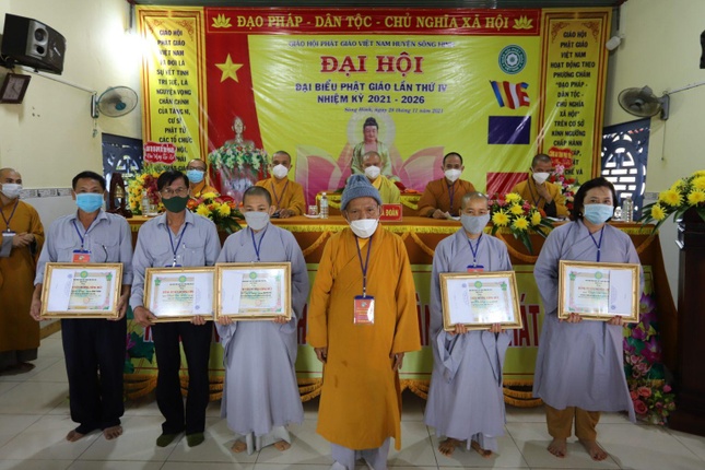 Tập thể, cá nhân tiêu biểu nhận Bằng tuyên dương công đức