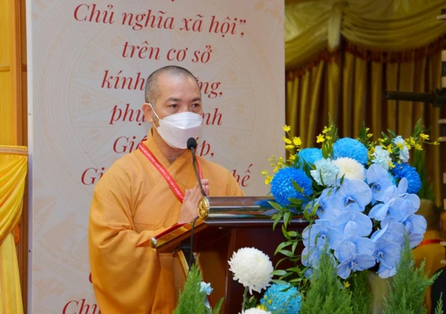 Thượng tọa Thích Quang Thạnh điều hành phần khen thưởng của Ban Trị sự GHPGVN TP.HCM