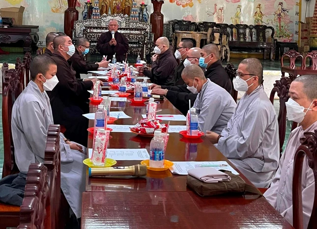 Hòa thượng Thích Thiện Hòa chủ trì phiên họp