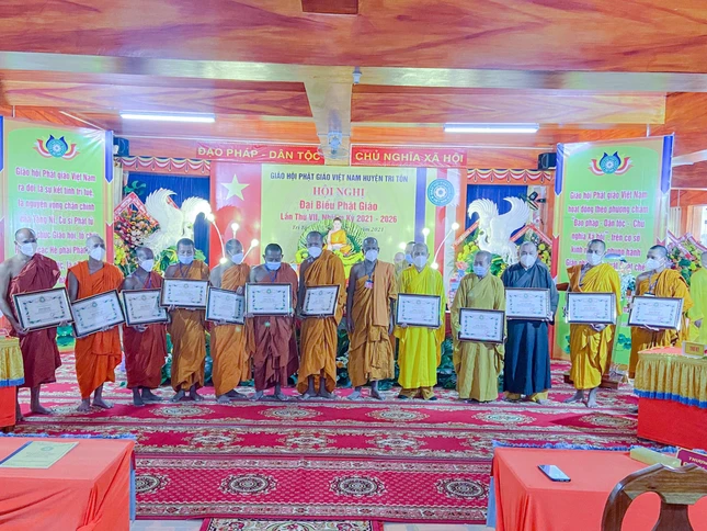 Tập thể, cá nhân nhận Bằng tuyên dương công đức Tập thể, cá nhân nhận Bằng tuyên dương công đức