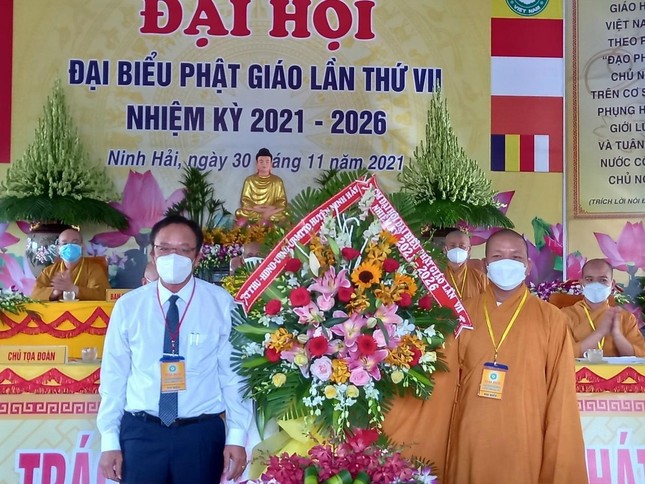 Đại diện lãnh đạo huyện Ninh Hải tặng hoa chúc mừng đại hội Đại diện lãnh đạo huyện Ninh Hải tặng hoa chúc mừng đại hội