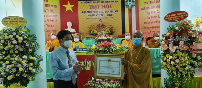 Thượng tọa Thích Minh Tánh nhận Bằng khen Thượng tọa Thích Minh Tánh nhận Bằng khen