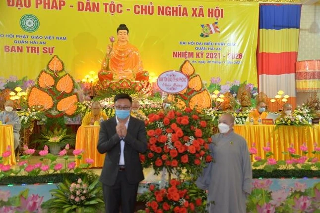 Ban Tôn giáo TP.Hải Phòng tặng hoa chúc mừng đại hội