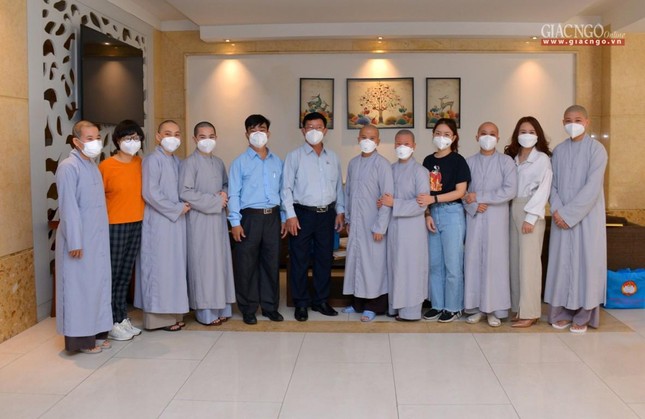 Chụp ảnh lưu niệm cùng tình nguyện viên...