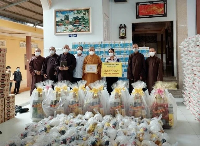 Hòa thượng Thích Trí Minh trao bảng tượng trưng đến bà Nguyễn Thị Tuấn Thanh, Phó Chủ tịch Ủy ban MTTQVN tỉnh Trà Vinh Hòa thượng Thích Trí Minh trao bảng tượng trưng đến bà Nguyễn Thị Tuấn Thanh, Phó Chủ tịch Ủy ban MTTQVN tỉnh Trà Vinh