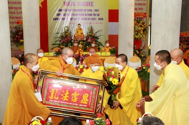 Ban Trị sự Phật giáo huyện Duy Xuyên cũng dâng khánh vàng tri ân Hòa thượng Thích Huệ Thông, Chứng minh Ban Trị sự Phật giáo huyện