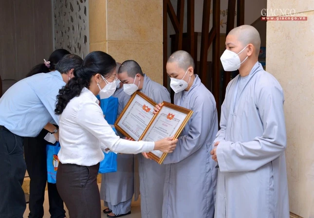 Bà Phan Kiều Thanh Hương trao Bằng khen của Ủy ban MTTQVN TP.HCM đến tình nguyện viên Phật giáo