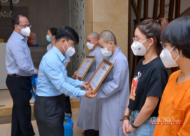 Ông Nguyễn Văn Lượng trao Bằng khen