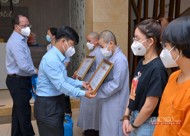 Ông Nguyễn Văn Lượng trao Bằng khen